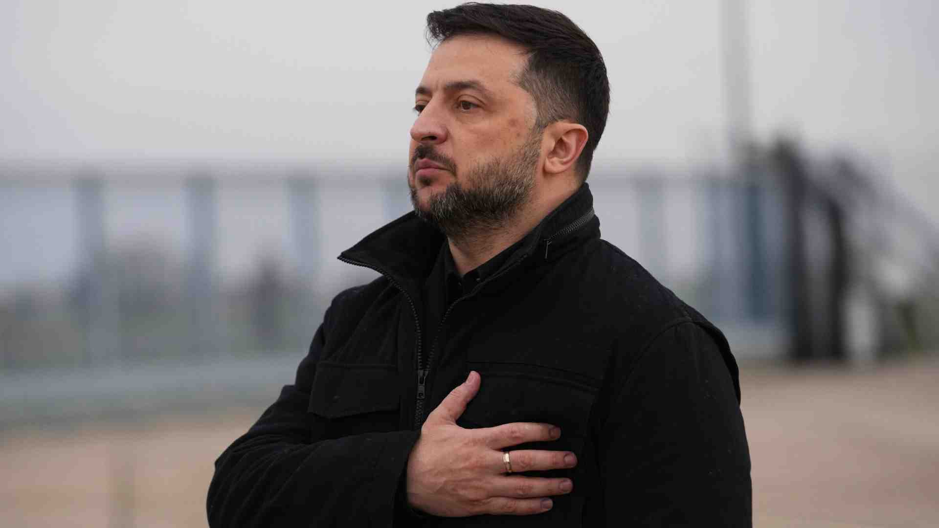 Immagine di Zelensky amputato del suo braccio destro