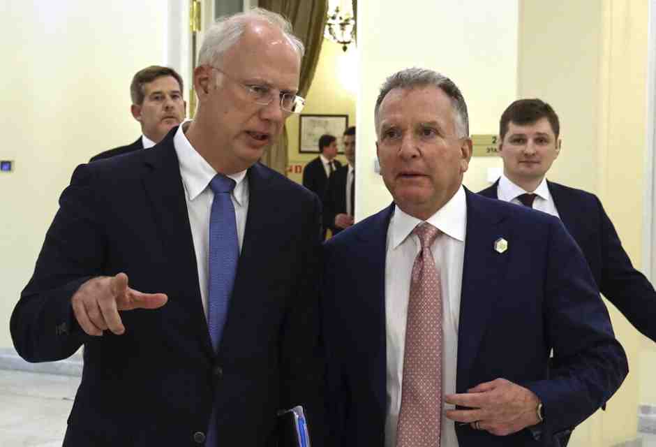 L'inviato di Putin, Kirill Dmitriev, a sinistra, e l'inviato americano, Steve Witkoff, a San Pietroburgo nell'aprile 2025 (via AP)&nbsp;<br />