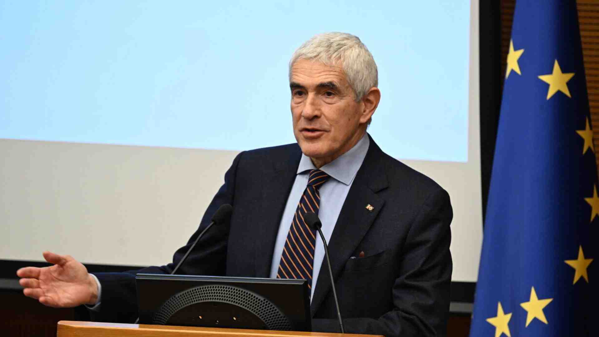 Immagine di “Al centro dell’aula”, libro-manifesto per un Casini quirinabile