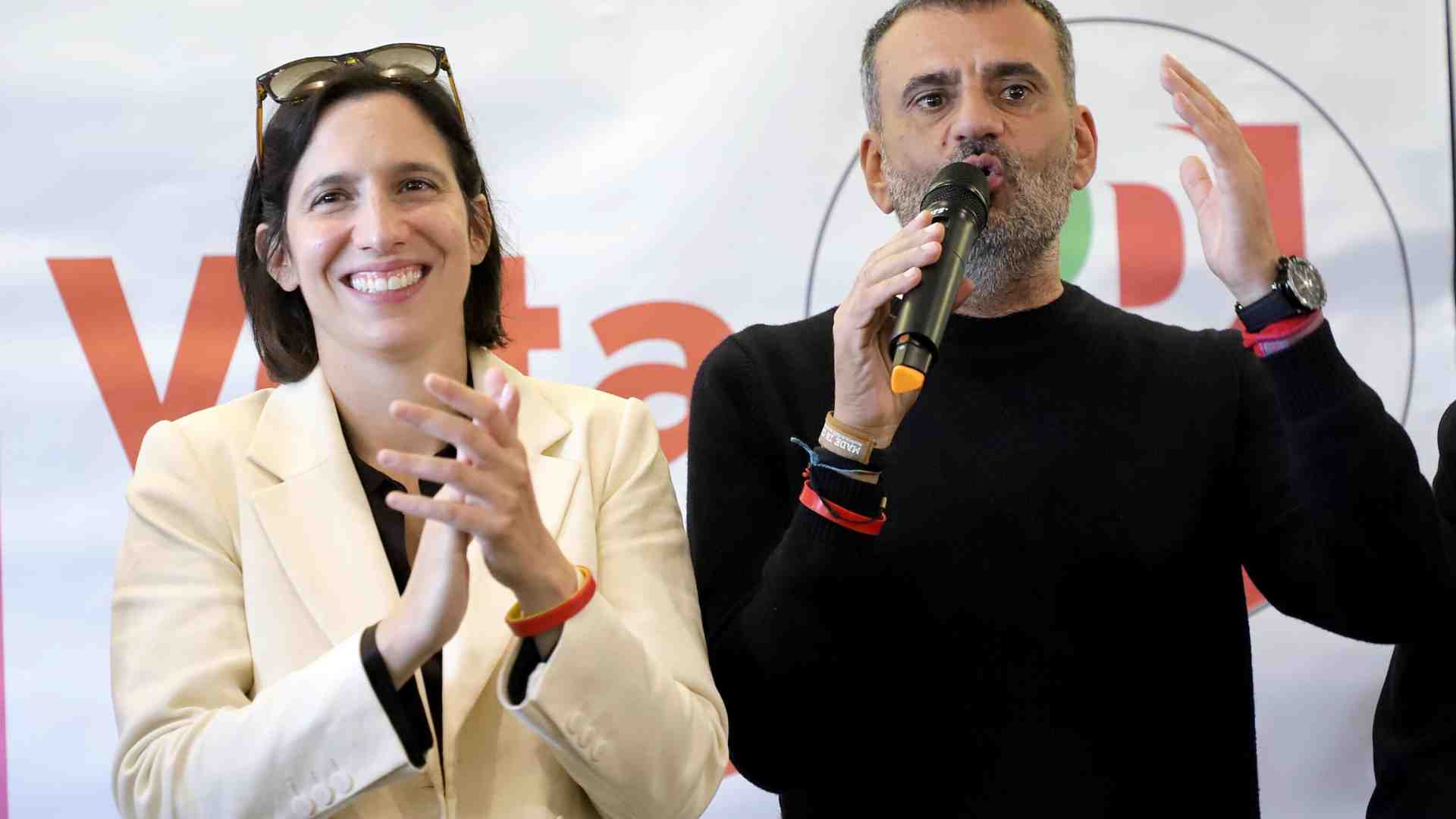 Immagine di Le note del Bolero, le lacrime. Il comizio di Decaro per ricordare l'amico Donato Metallo: "Io candidato per te"
