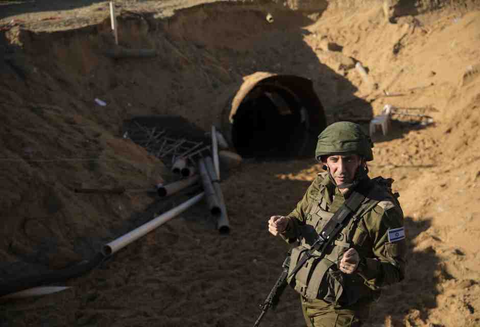 Dicembre 2023, Daniel Hagari all&rsquo;imboccatura di un tunnel di Hamas nel nord della Striscia di Gaza (Getty Images)&nbsp;<br />