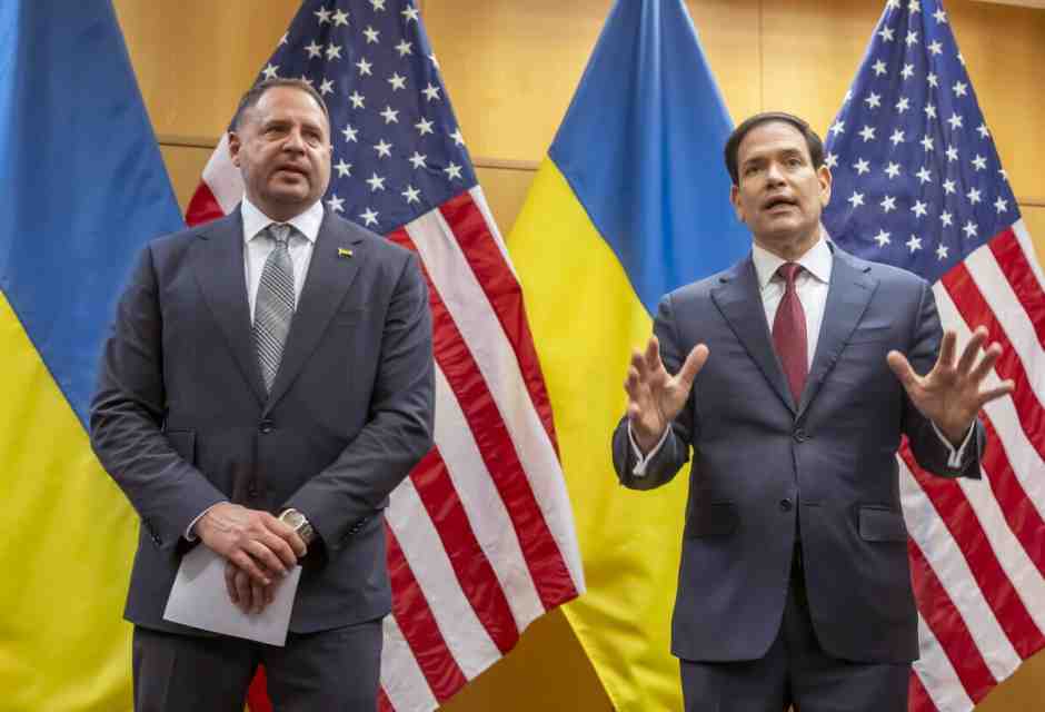 Andriy Yermak (a sinistra) e Marco Rubio (a destra) a Ginevra (Ansa)<br />