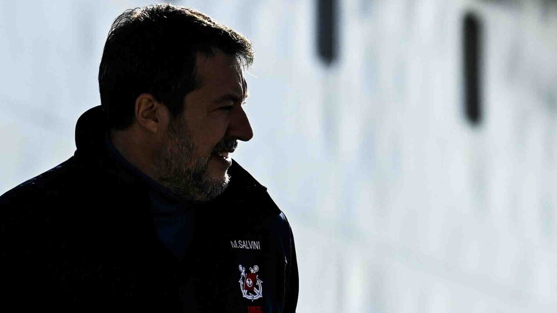 Immagine di Salvini into the wild: duro a Caivano, beat con la famiglia di Palmoli. Prepara la visita. Il “nodo” Ponte