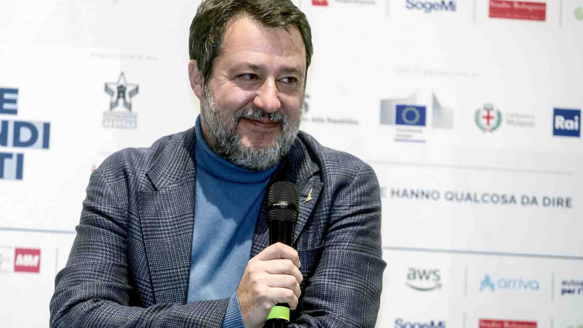 Immagine di Salvini il bocciato, dal Ponte alla Manovra. E lui si rifugia nei diversivi