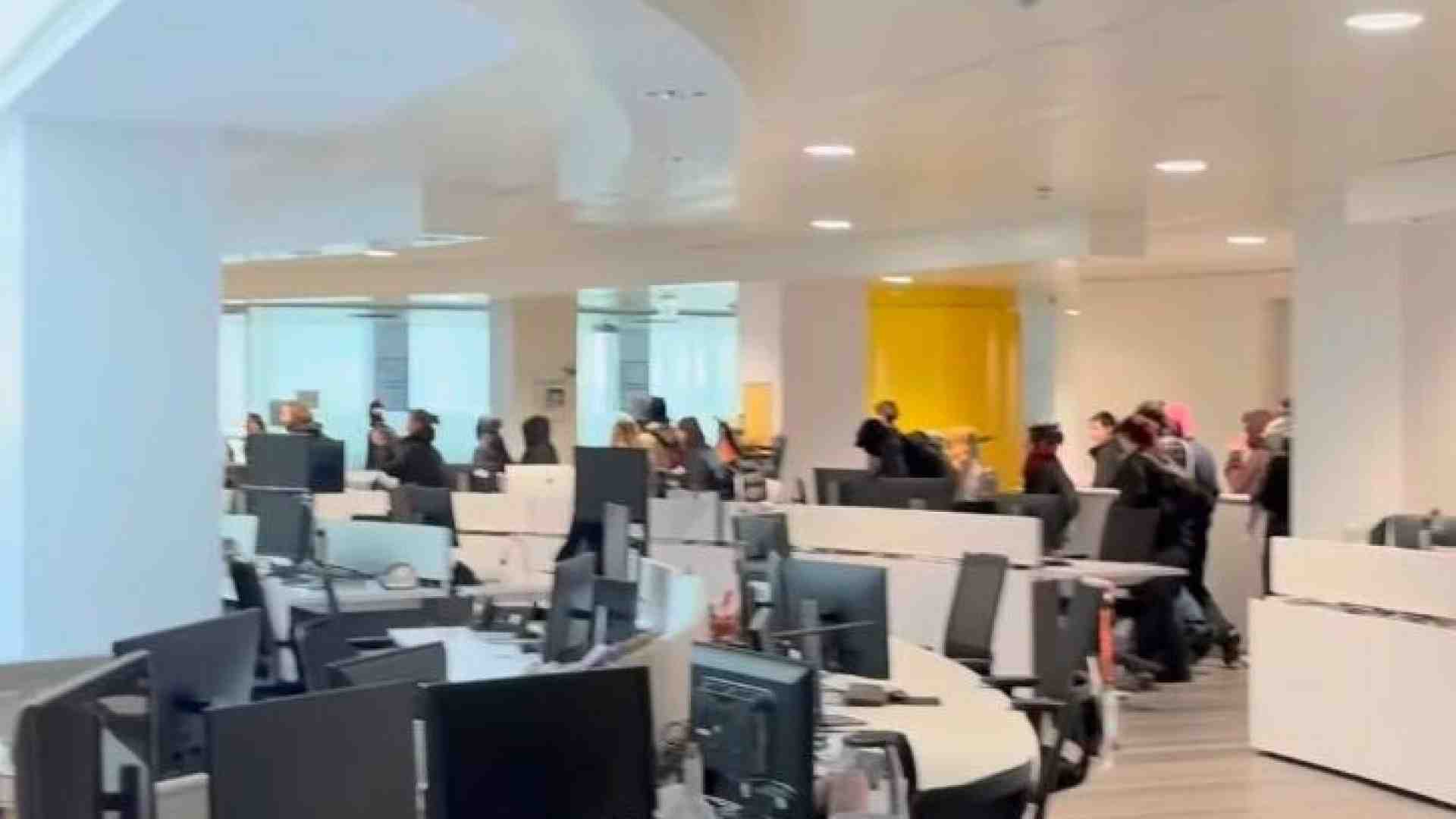 Immagine di La Stampa occupata dai pro Pal. La solidarietà di Meloni e Piantedosi