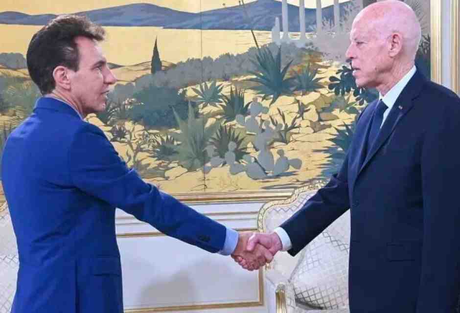 L'ambasciatore dell'Ue Giuseppe Perrone con il presidente Kais Saied in un fotogramma diffuso dalla presidenza tunisina