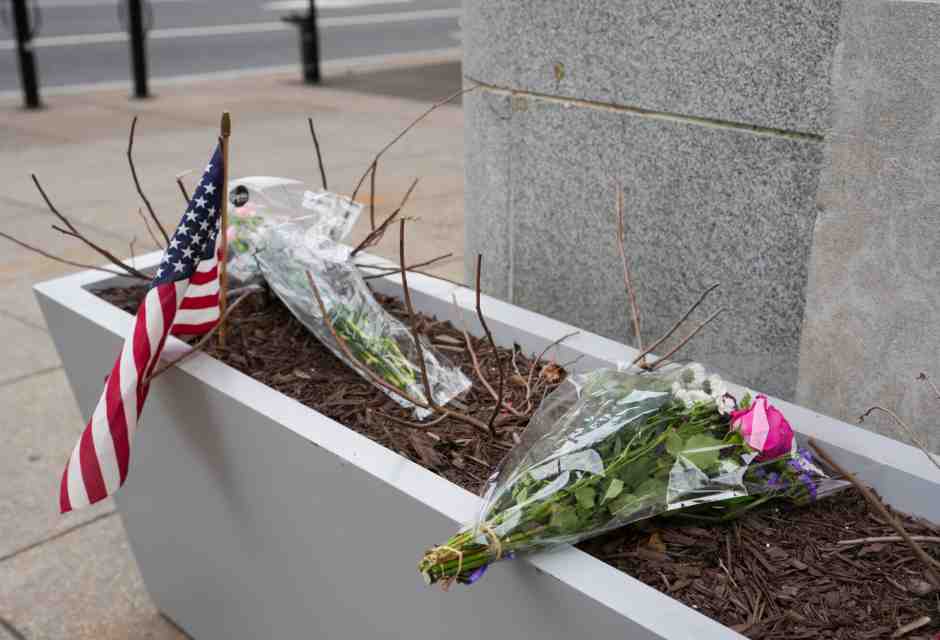 Un piccolo memoriale all'esterno della stazione della metropolitana di Farragut West dove sono stati colpiti i soldati (GettyImages) <br />
