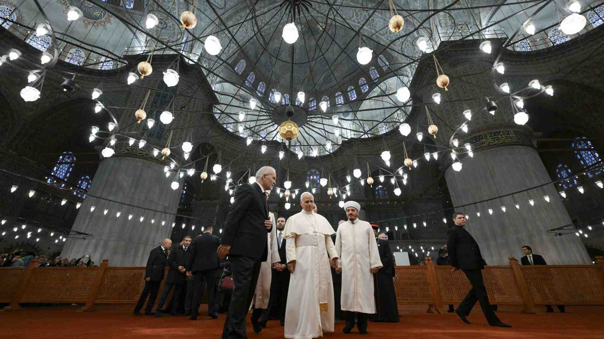 Immagine di La giornata turca di Papa Leone si apre in moschea (senza preghiera)