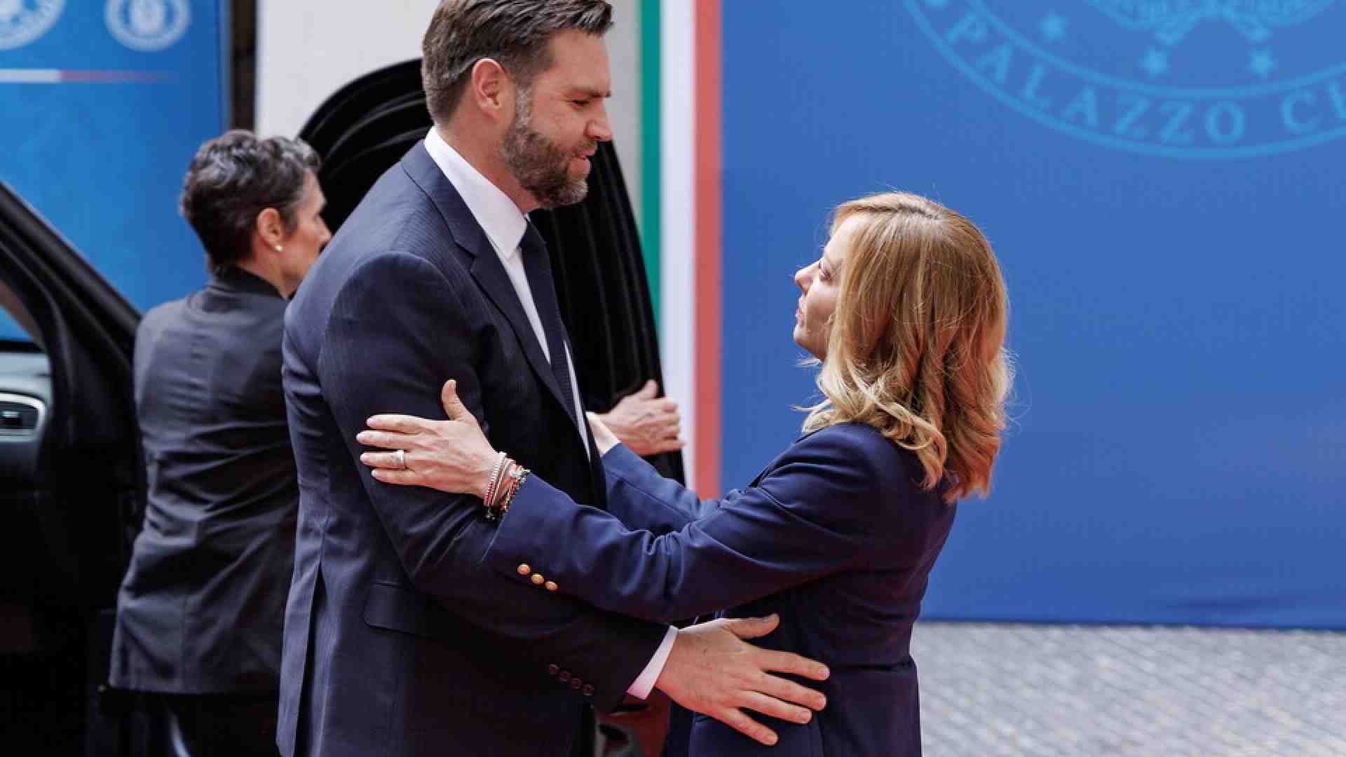 Immagine di Ad Atreju si cerca di portare JD Vance, il vicepresidente di Donald Trump