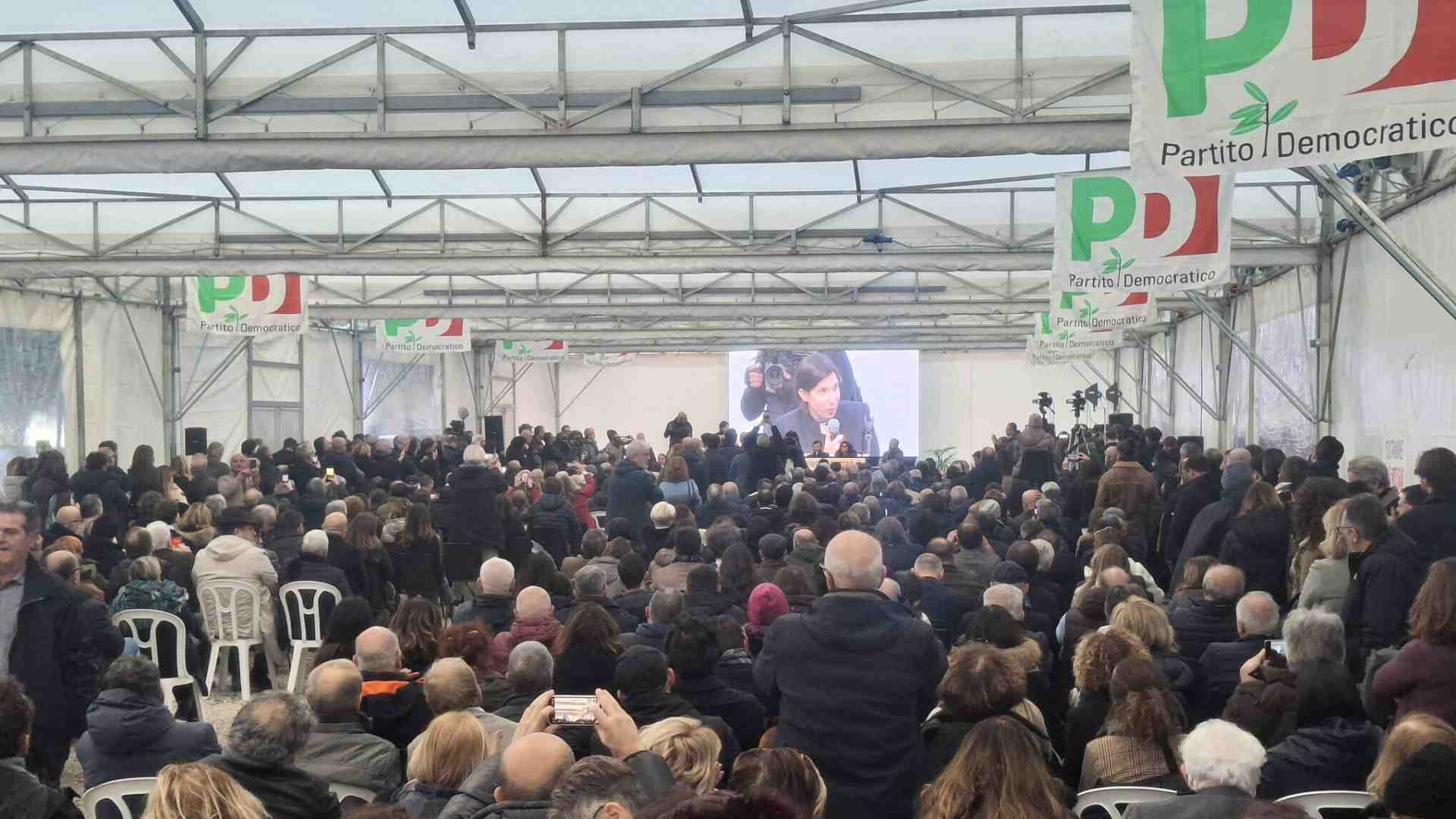 Immagine di Schlein la pattinatrice. Missione: salvare il Colle. A Montepulciano è Mattarella il solo faro del Pd
