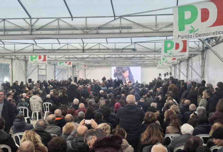 Schlein la pattinatrice. Missione: salvare il Colle. A Montepulciano è Mattarella il solo faro del Pd