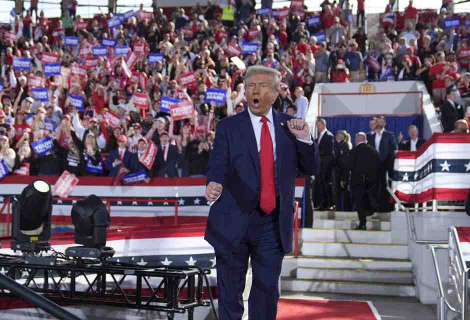 Donald Trump durante la campagna elettorale al J.S. Dorton Arena, di Raleigh, North Carolina (foto Ap, via LaPresse) <br />