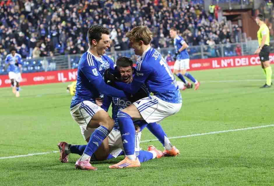 I giocatori del Como festeggiano l'1-0 contro il Sassuolo (foto LaPresse)