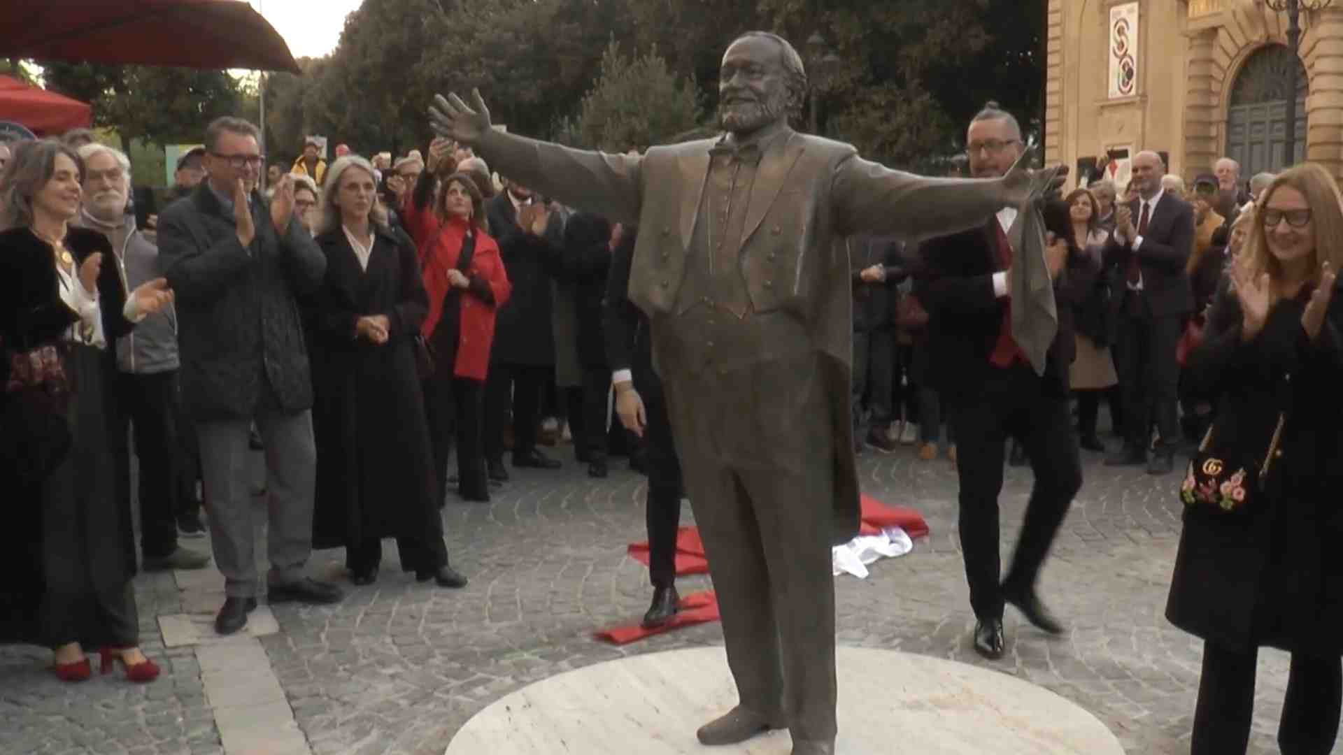Immagine di Il ghiaccio libera lo spirito di Pavarotti dal bronzo senza stile del suo monumento