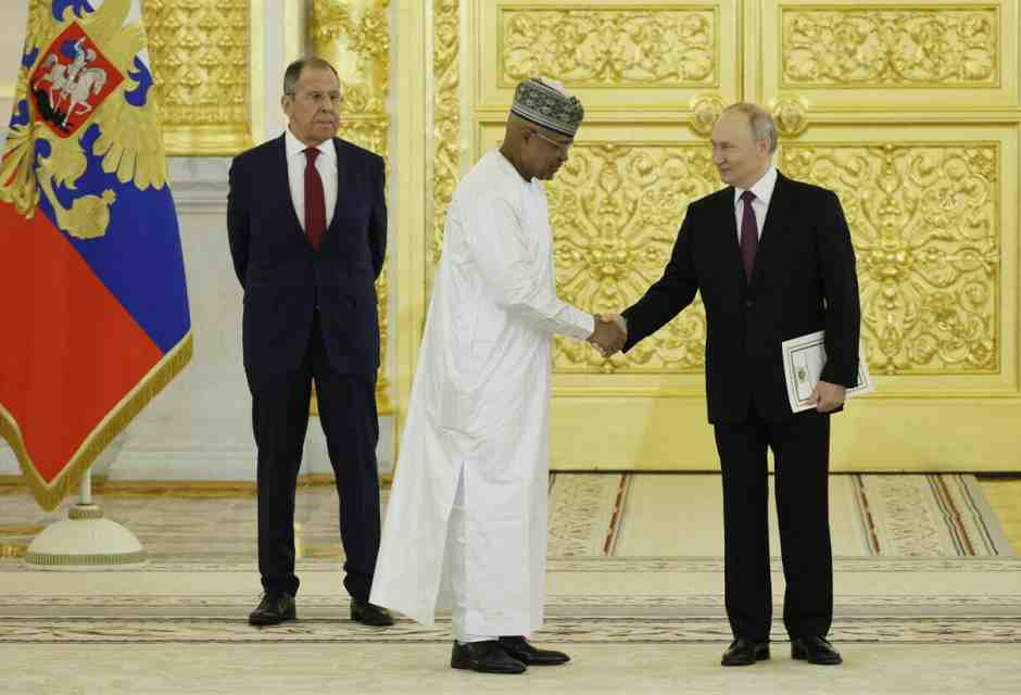 Vladimir Putin con l'ambasciatore nigerino a Mosca (foto LaPresse)