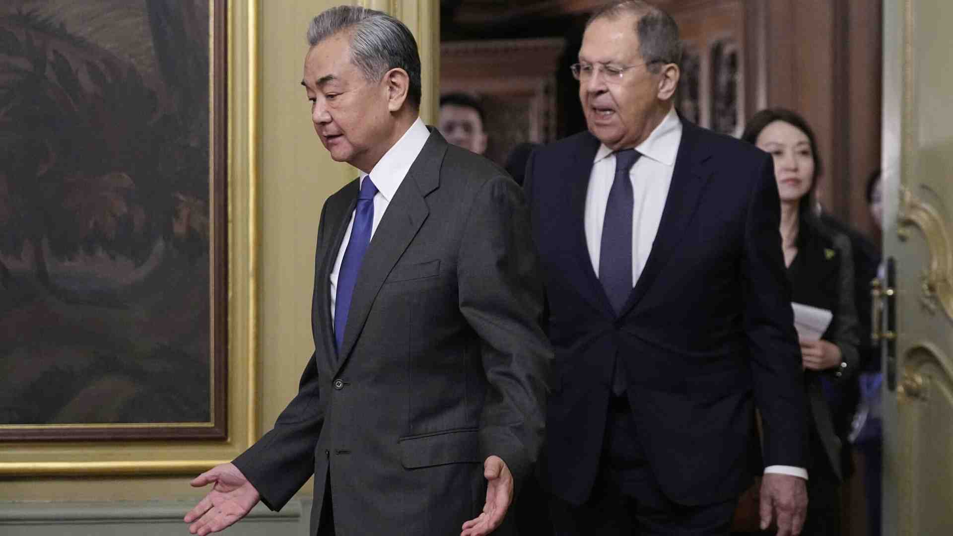 Immagine di Macron vola in Cina, Wang Yi a Mosca