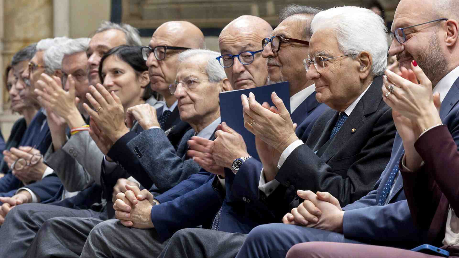 Immagine di Mattarella omaggia Napolitano, ma FdI diserta e Schlein è in ritardo. Violante: "Il referendum lo vince Meloni"