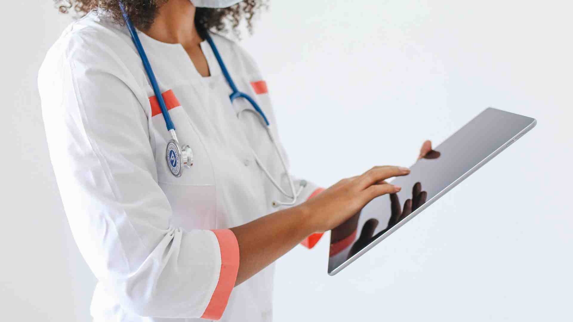Immagine di La fuga dei medici dall’università si può evitare. Un appello alla politica