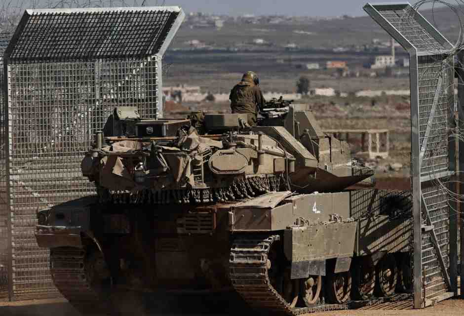 Un carroarmato israeliano entra nella buffer zone vicino a Quneitra, in Siria (foto Ansa)