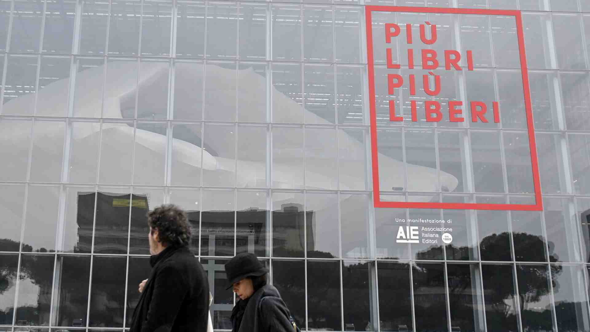 Immagine di Più Libri Più Liberi, dopo Caffo, gli editori fascisti. Zerocalcare contro Valerio. E pure l'assessore Smeriglio si sfila