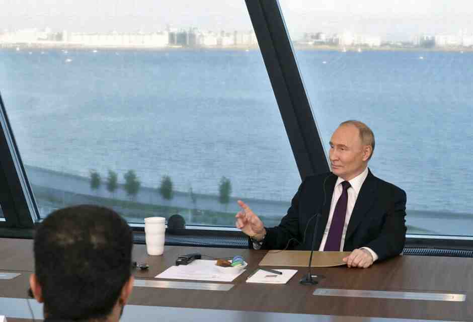 Vladimir Putin in visita al grattacielo Lakhta Center, il quartier generale del monopolio russo del gas Gazprom a San Pietroburgo (foto LaPresse)