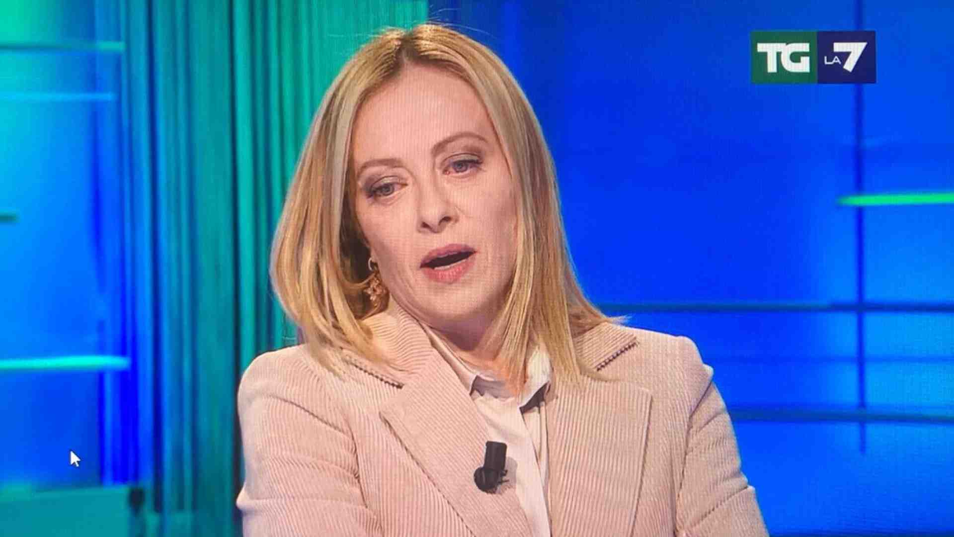 Immagine di Meloni: "Non vedo incrinarsi i rapporti con gli Usa ma l'Europa deve sapersi difendere da sola"