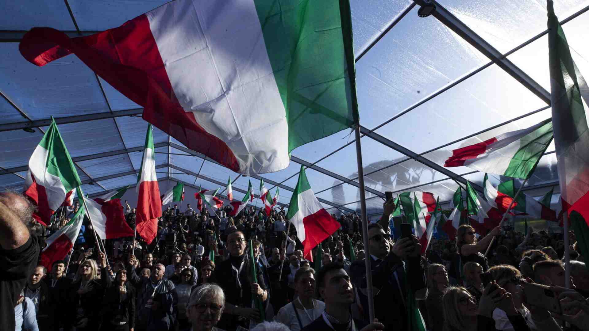 Immagine di Parlarsi da avversari: in Italia si può, in Europa no. Le coccole alle feste di partito fotografano una felice anomalia