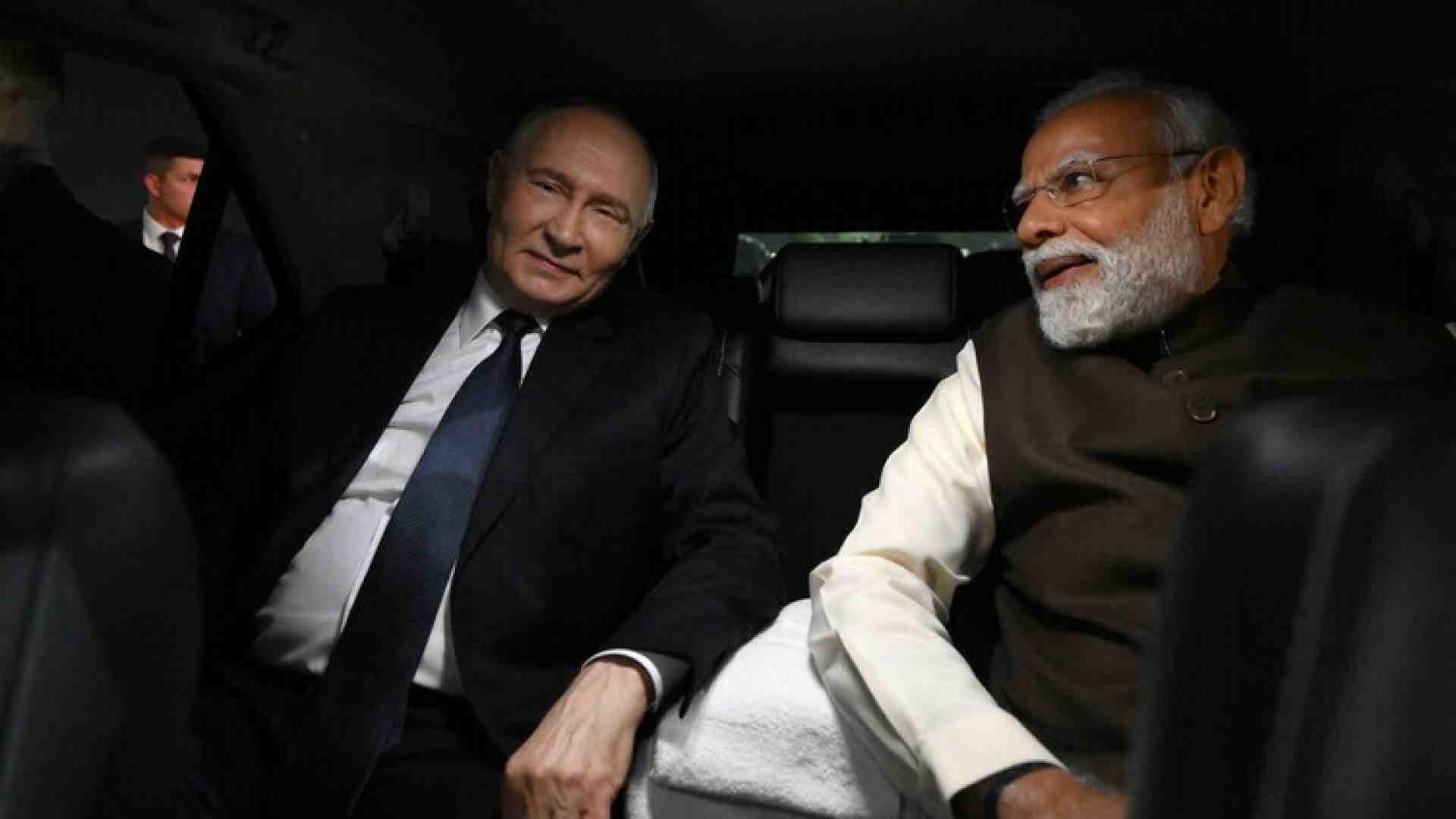 Immagine di Putin arriva in India con ministri e uomini d’affari. L'abbraccio di Modi