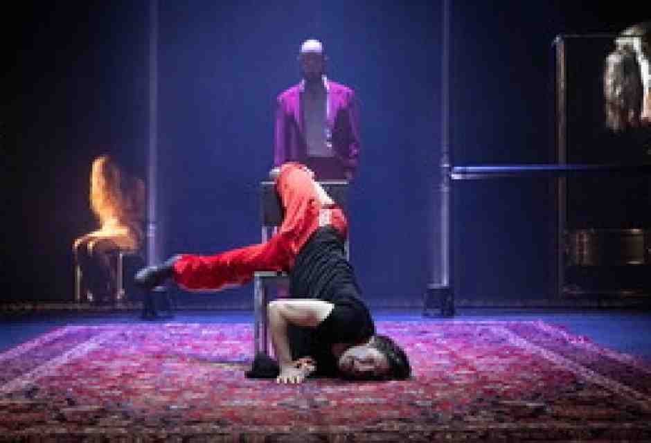 Testori in slip e Raskolnikov in tuta, e poi la Zanzara: tutti a teatro