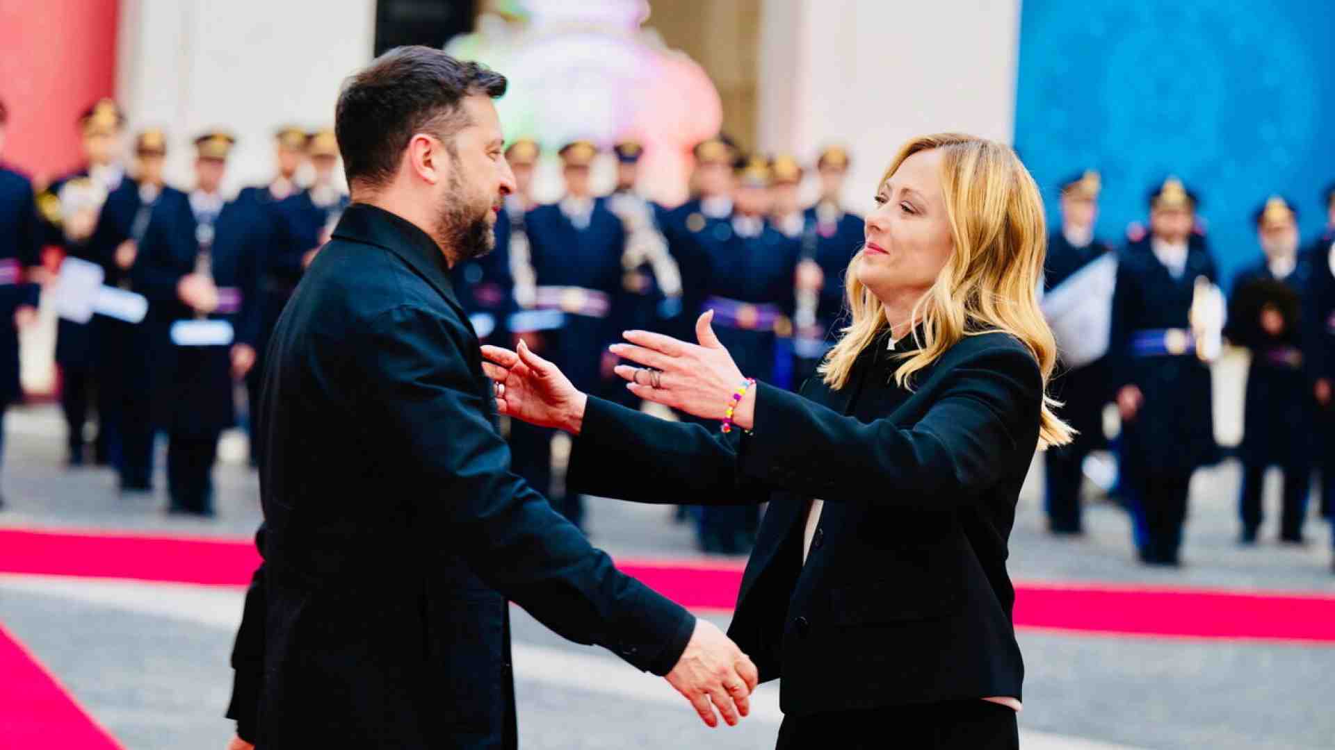 Immagine di Meloni ukraini! Incontra Zelensky che la ringrazia. Il governo crede nella trattativa. Tajani e Crosetto fanno tandem