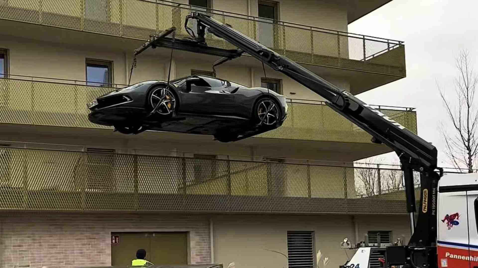 Immagine di Toccare il cielo con una Ferrari: il sogno italiano sull’attico viennese