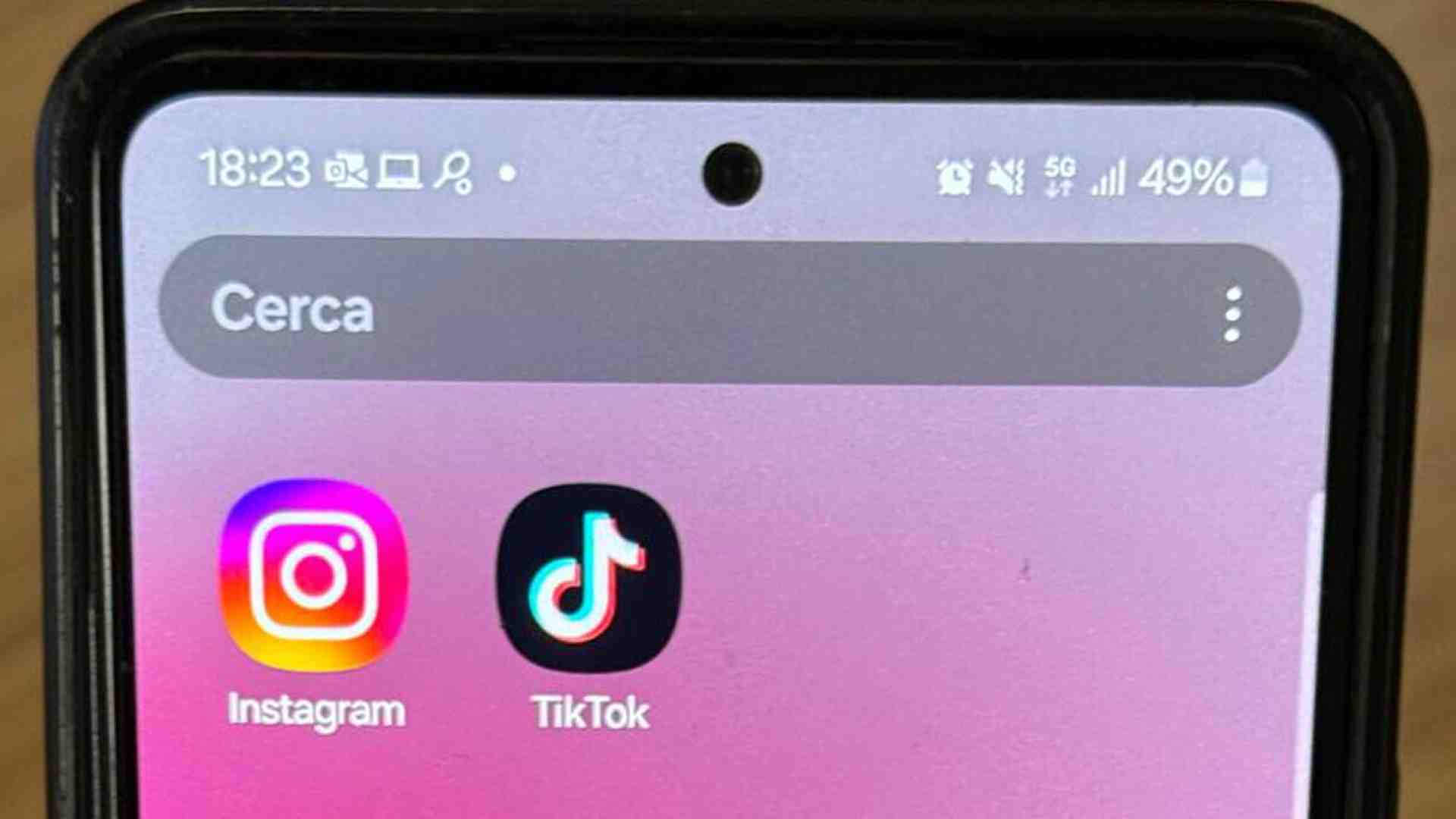 Immagine di Il ministro Valditara ci spiega perché seguire il modello Australia sui social