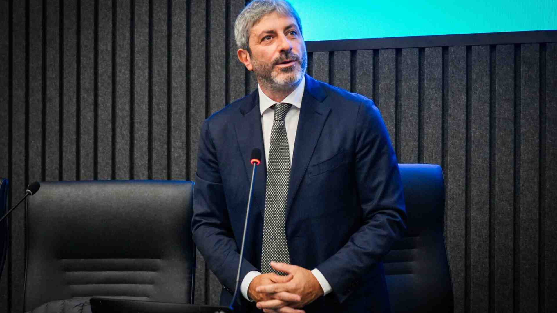 Immagine di Roberto Fico, applaudito ad Atreju, dribbla sul campo largo pericolante