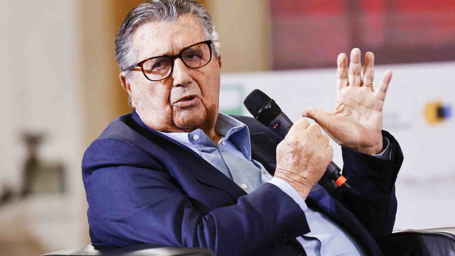 Immagine di “Elkann vende i giornali e lascia l’Italia, anche per tenersi lontano dai magistrati”. Parla Carlo De Benedetti