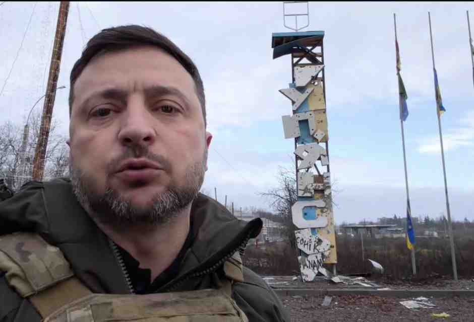 Zelensky va a Kupiansk (Mosca dice di averla conquistata), mentre Putin si gode i negoziati di Trump