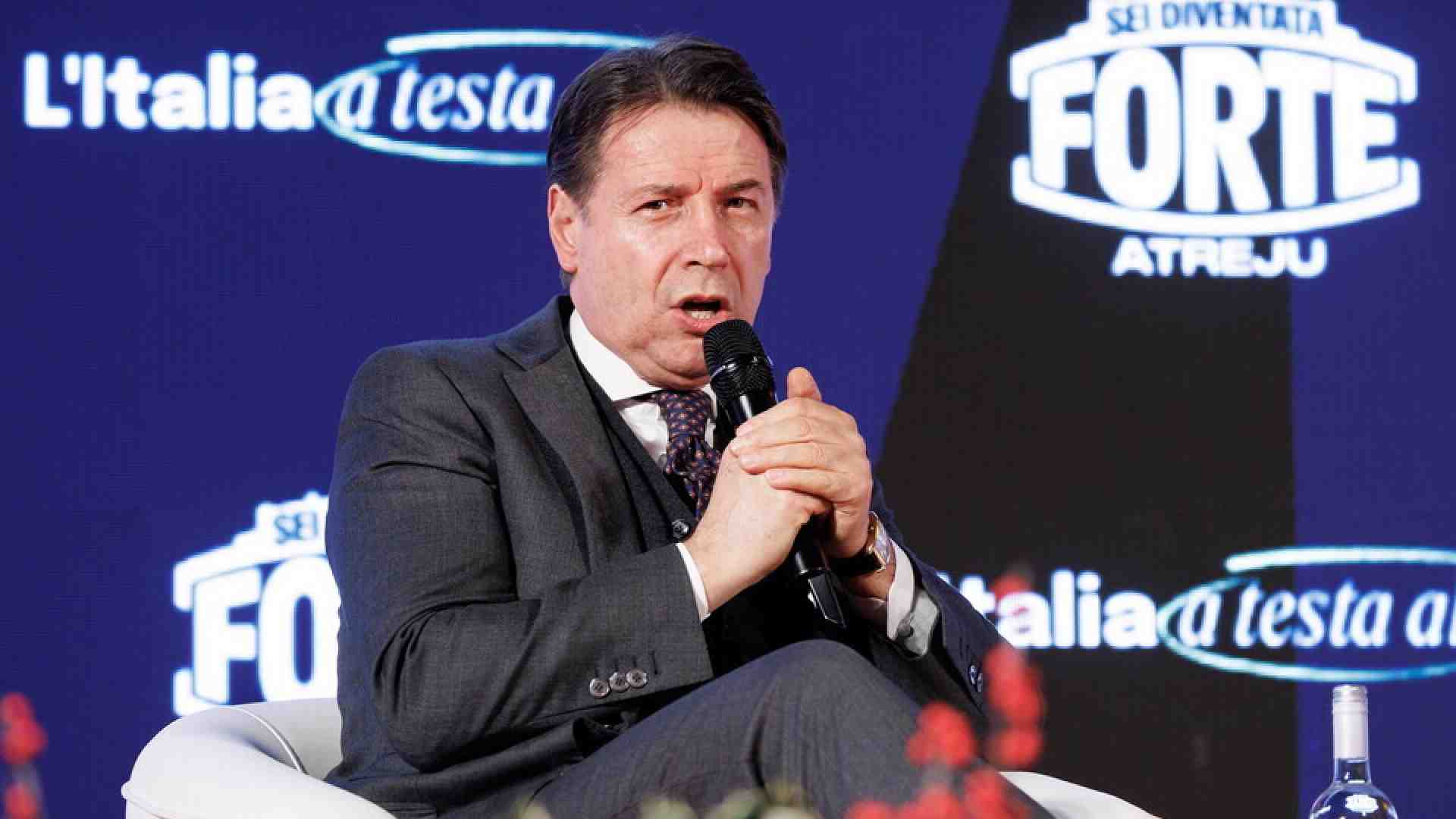 Immagine di Conte prova a conquistare Atreju ma a scaldare è lo show di Renzi. Applausi per Calenda