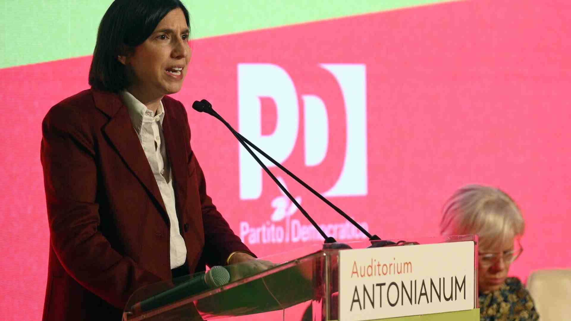 Immagine di Schlein sfida Meloni: "L'alternativa cresce nei fatti". Ma i riformisti criticano la leader del Pd