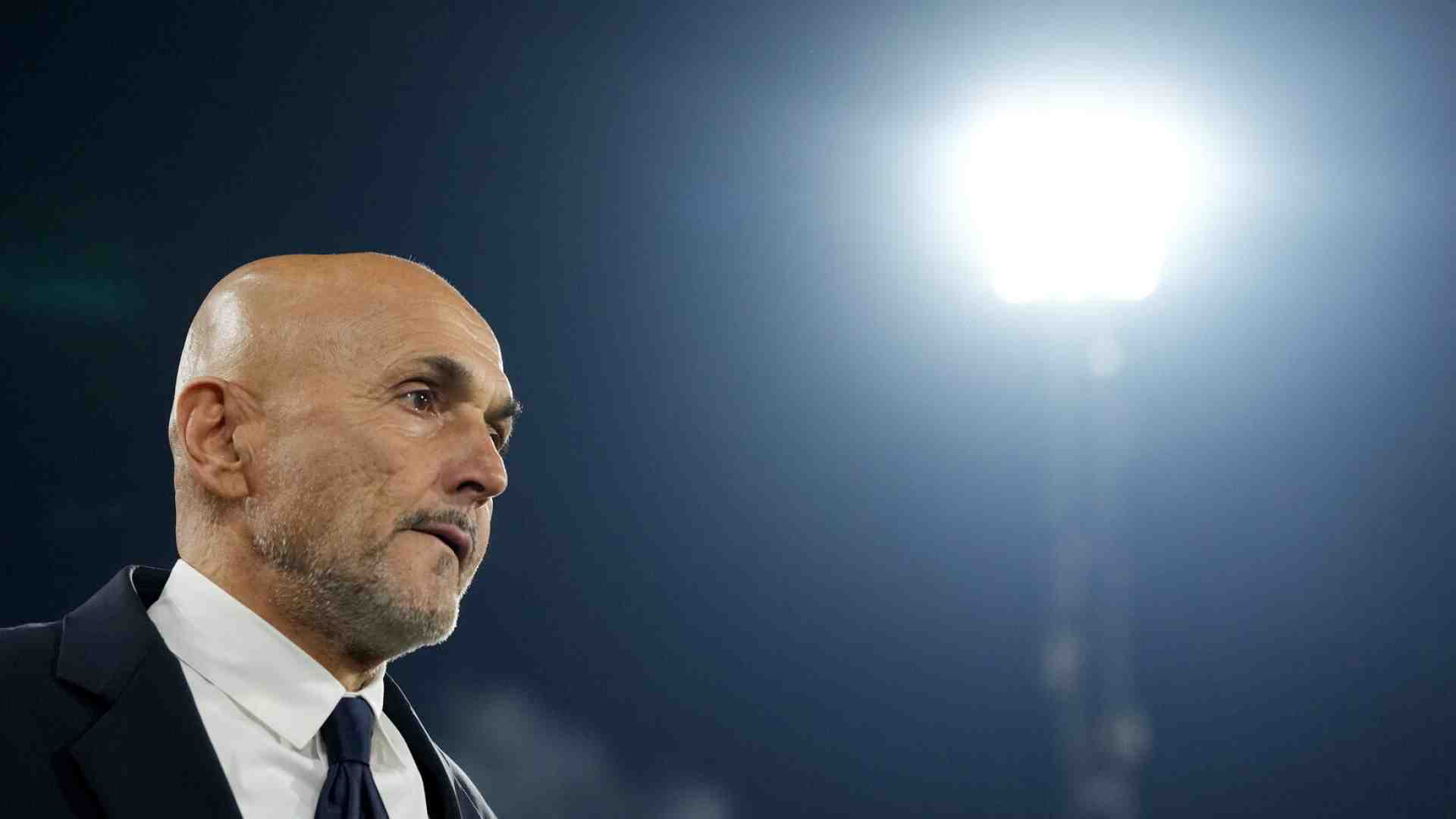 Immagine di Spalletti sospeso fra le pagine chiare e le pagine scure della Juventus