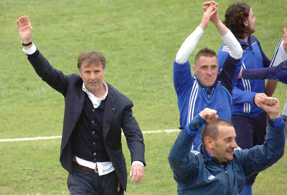 Il presidente del Castel Rigone, Brunello Cucinelli, festeggia con la squadra la promozione in Serie C2, 05 maggio 2013. ANSA/PIETRO CROCCHIONI&nbsp;<br />