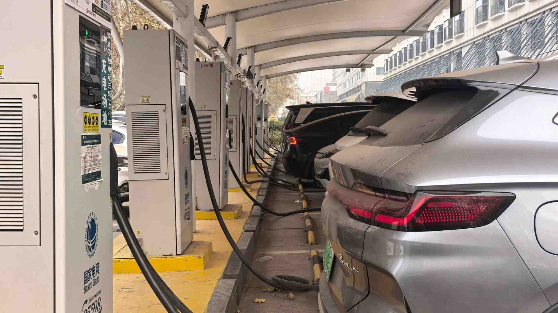 Immagine di Retromarcia sull’auto elettrica. La revisione del bando al 2035 mostra il fallimento di un approccio dirigista
