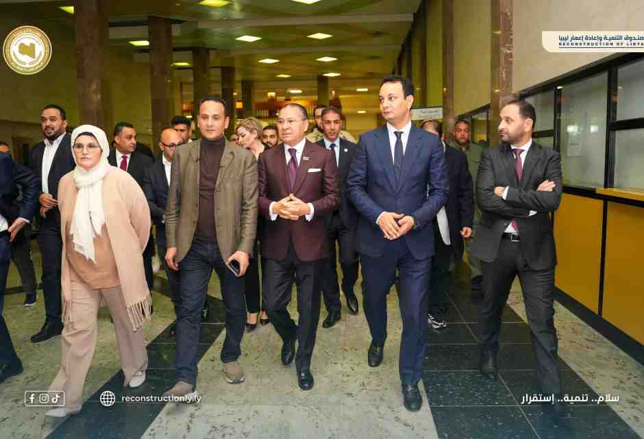 &nbsp;Una foto condivisa sulla pagina Facebook del Fondo per la ricostruzione di Bengasi con Kamel Ghribi al centro e Belqasim Haftar a destra&nbsp;