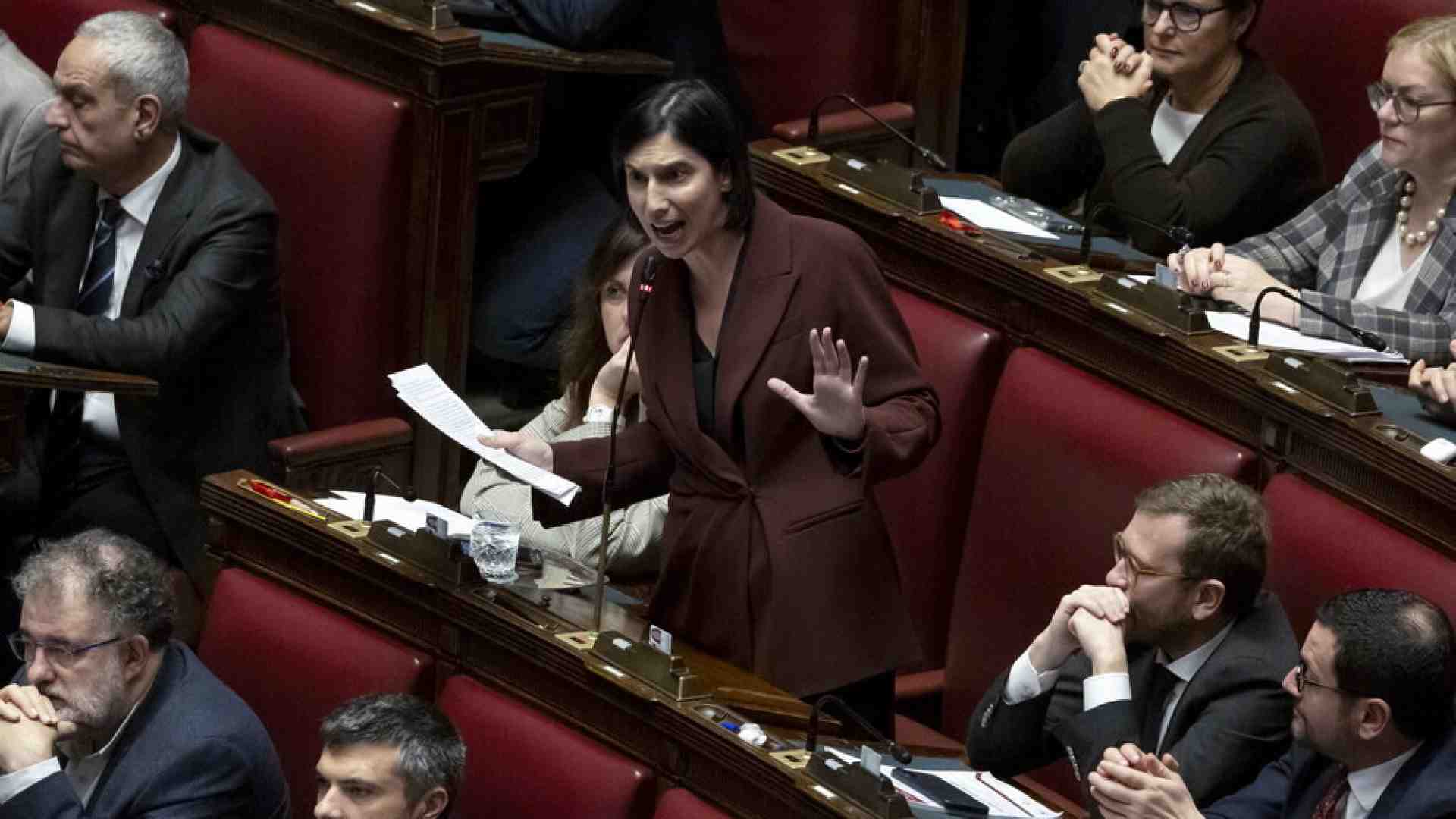 Immagine di "Siete degli ipocriti". "Salvini è diventato il portavoce di Mosca?". Conte e Schlein in aula contro Meloni