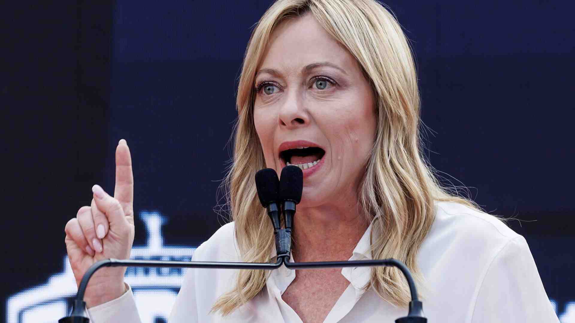 Immagine di Meloni e il green deal: un "economicidio" pompato dai giornali di Elkann. La Ue rivede lo stop al diesel
