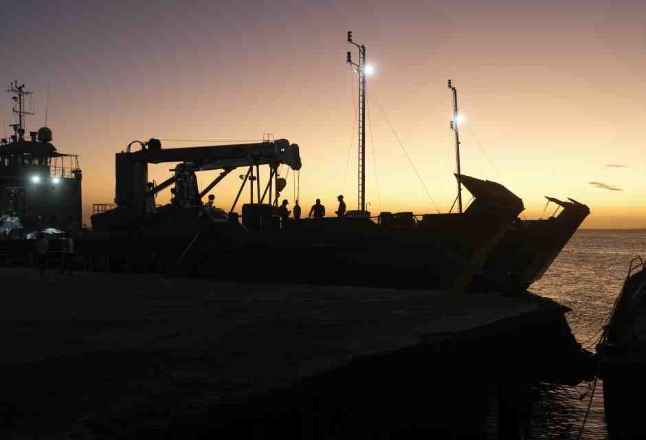 Soldati venezuelani riposano su una nave della marina militare nell'isola di Margarita, in Venezuela (AP Photo/Matias Delacroix)&nbsp;<br />