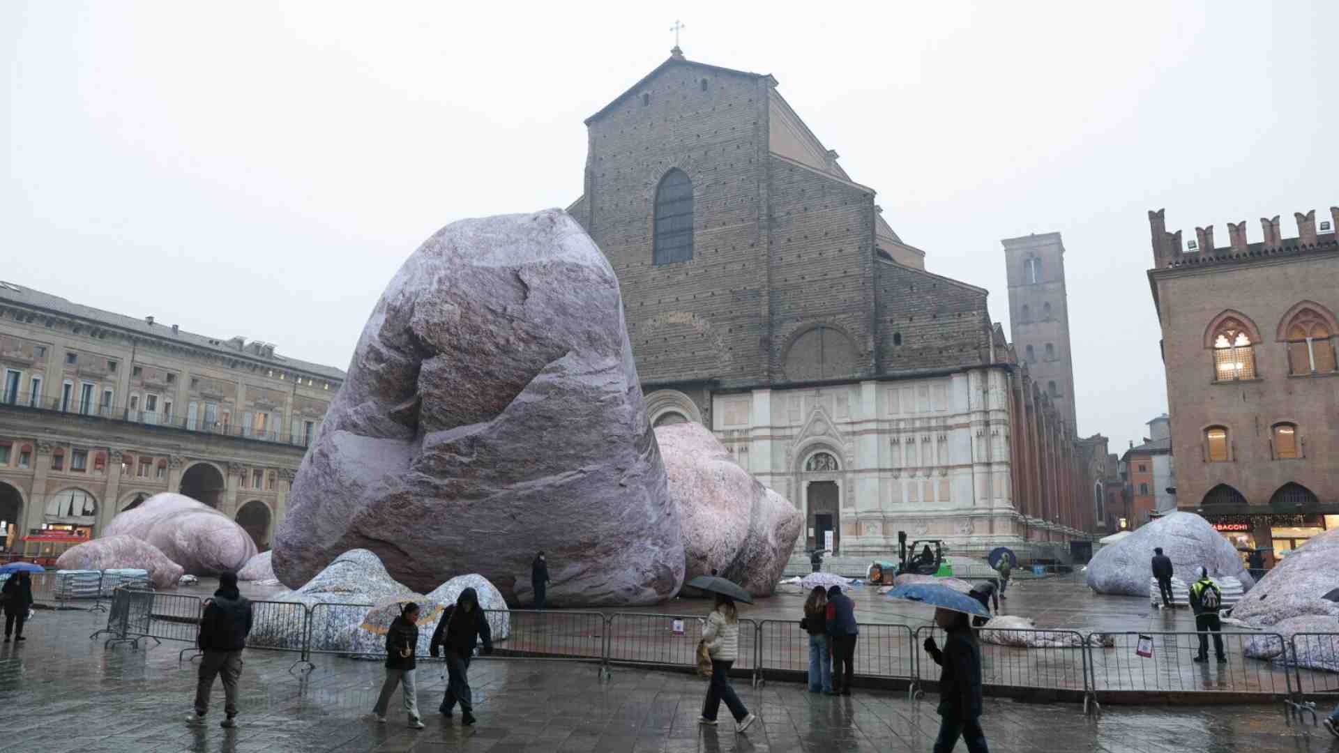 Immagine di Credere più nei megaliti che nei presepi. Come si è ridotto il clero bolognese