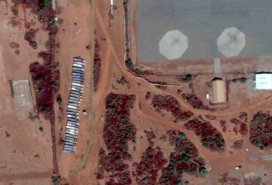 &nbsp;La colonna di camion carico di uranio parcheggiata alla Base 101 di Niamey (Casus Belli)