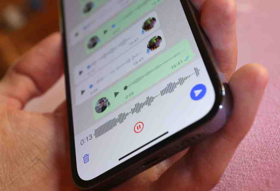 Chi parla e chi ascolta. Whatsapp, la guerra dei vocali e la più interessante statistica dell’anno