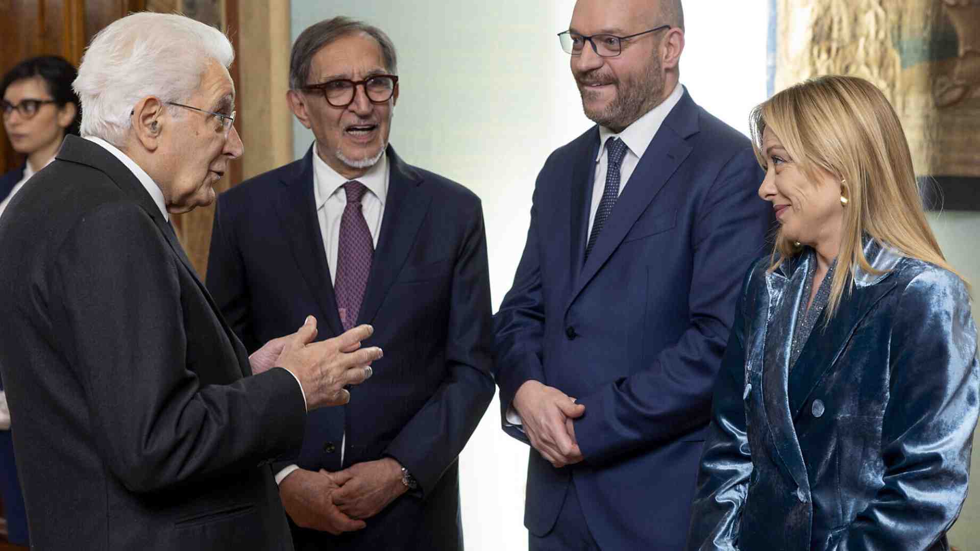 Immagine di Meloni ascolta Mattarella e frena sulla data del referendum. I contatti Mantovano-Conte-Schlein. Decreto Kyiv approvato