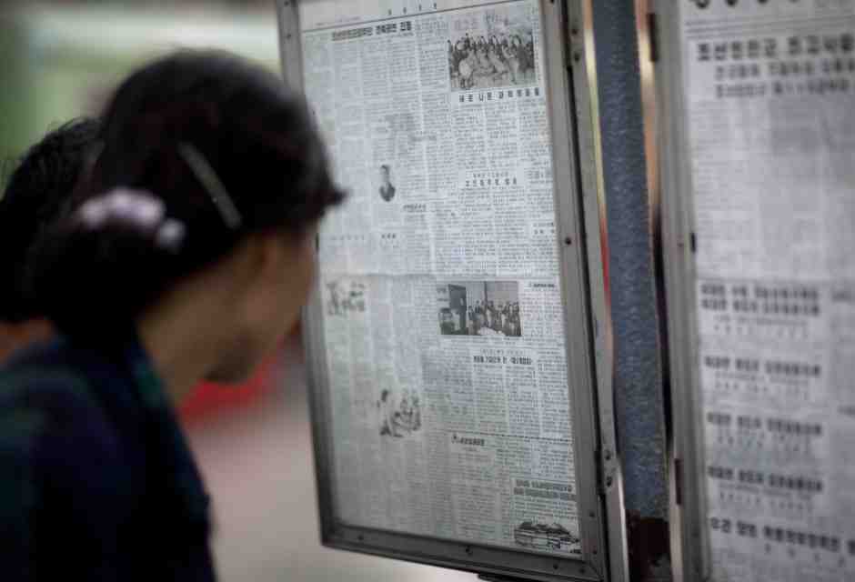 Il giornale ufficiale di stato affisso in una stazione della metropolitana di Pyongyang (Foto di Eric Lafforgue via Getty Images) <br />
