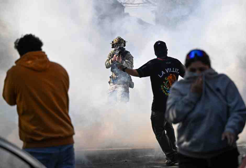 Manifestanti si scontrano con gli agenti federali a Chicago, Illinois (GettyImages)&nbsp;<br />